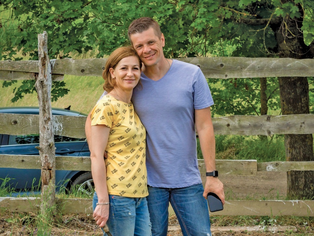 Povestea familiei care a renunţat la munca pentru marile corporaţii din România şi a decis să îşi deschidă o afacere. Acum ei fac o altfel de agricultură