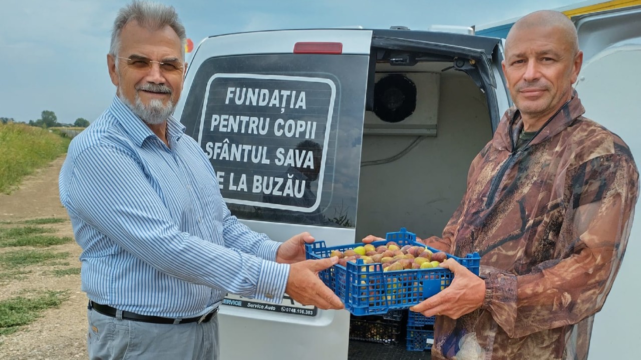 Un fermier oferă gratuit fructe bătrânilor din centrele de ocrotire